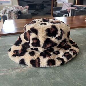 Nelu Melo Leopard Print Faux Fur Bucket Hat